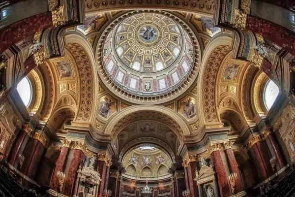 معماری و اجزای داخلی کلیسای سنت استفان مجارستان